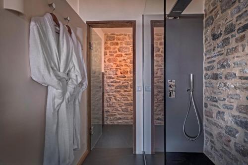 a bathroom with a shower and a glass shower door at Sakali Mansion in Pinakátai
