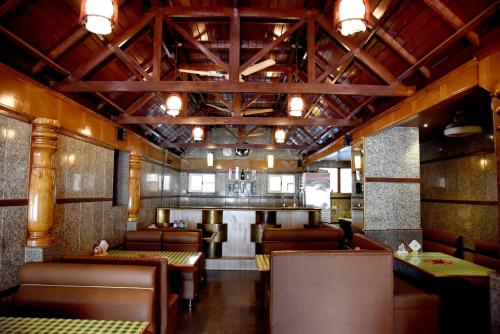 Hotel Sharada Internationalにあるレストランまたは飲食店