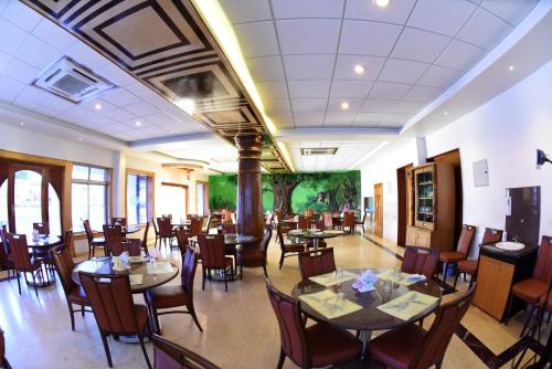 Hotel Sharada Internationalにあるレストランまたは飲食店
