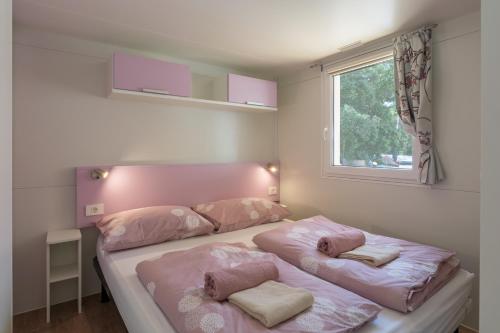 Krevet ili kreveti u jedinici u objektu Camping Park Soline - Mendula I Mobile Home