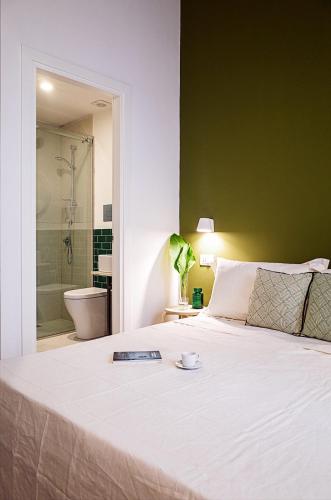 ein Schlafzimmer mit Bett und ein Badezimmer mit Dusche in der Unterkunft BB Casamatta in Neapel