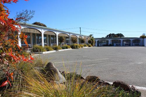 a building with a parking lot in front of it at Hi Way Motor Inn in Yass
