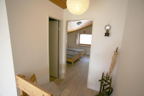 a hallway with a bedroom and a bed in a room at I dr Rehwiesa A32 in Arosa
