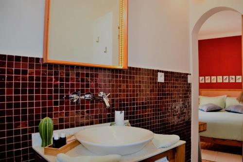 Una cama o camas en una habitación de Dar Korsan