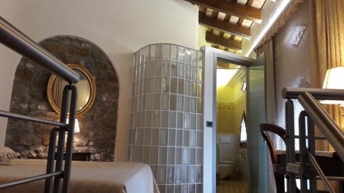 a room with a glass pillar in a room at Antica Scuderia in Buttrio