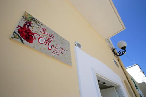 a sign on the side of a building at Suite mozart in Vieste