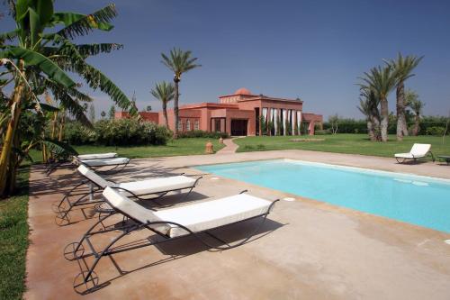 Piscina en o cerca de Dar Kamango