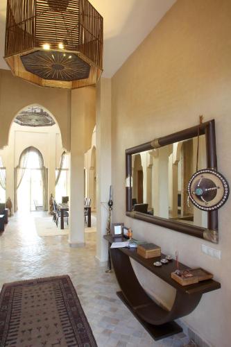 Habitación con espejo grande en la pared en Dar Kamango, en Marrakech
