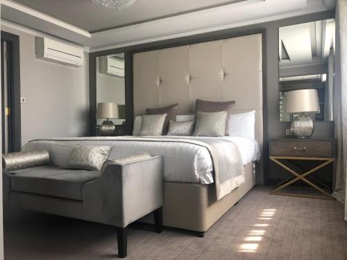 Ένα ή περισσότερα κρεβάτια σε δωμάτιο στο Riverside Lodge Hotel