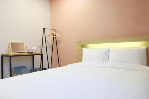 Un pat sau paturi într-o cameră la Hostel Espace