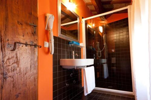 a bathroom with a sink and a mirror at Residenza i Platani in Santarcangelo di Romagna