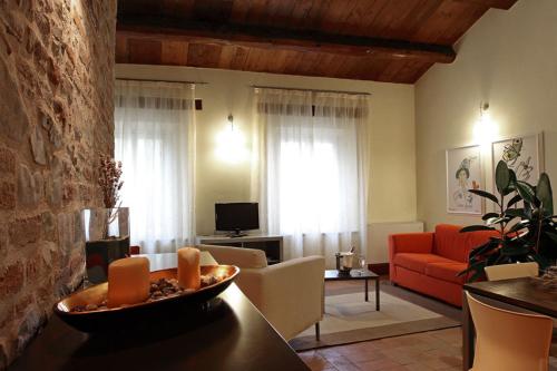 a living room with a couch and a red couch at Residenza i Platani in Santarcangelo di Romagna