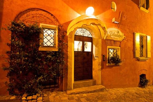 an entrance to a building with a door at Residenza i Platani in Santarcangelo di Romagna