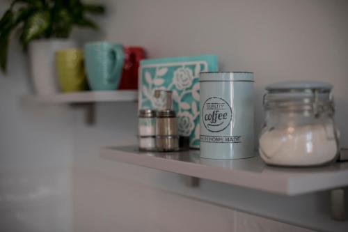 Kemudahan buat kopi dan teh di Proseco Apartments -Self check-in-