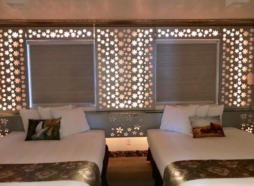 Una cama o camas en una habitación de Lake View Suites