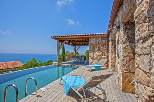 une villa avec une piscine et une terrasse en bois dans l'établissement Domaine Arcobiato, à Olmeto