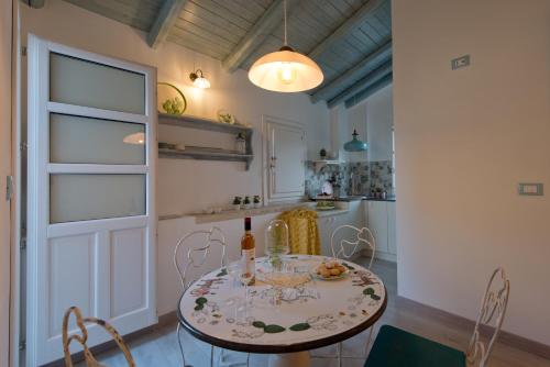 a kitchen with a table and chairs in a room at Le tre muse in Siracusa