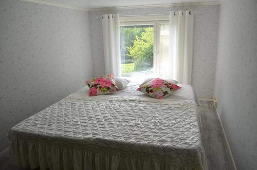a bed in a room with a window at Luntinmäen omakotitalo in Keskikylä