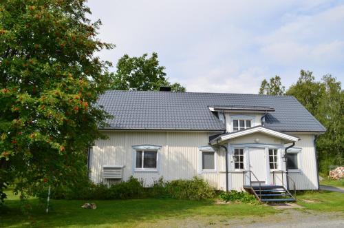 a white house with a gray roof at Luntinmäen omakotitalo in Keskikylä