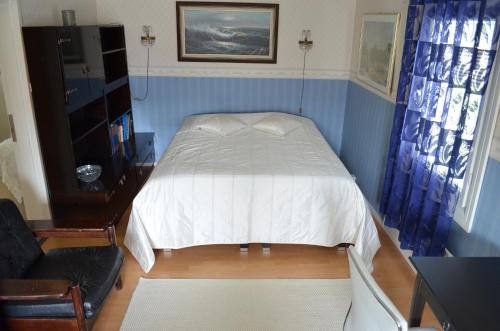 a bedroom with a bed in a blue room at Luntinmäen omakotitalo in Keskikylä