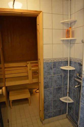 a room with a bathroom with a toilet and a door at Luntinmäen omakotitalo in Keskikylä