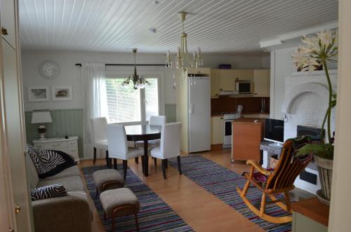 Il comprend un salon et une cuisine avec une table et des chaises. dans l'établissement Luntinmäen omakotitalo, à Keskikylä
