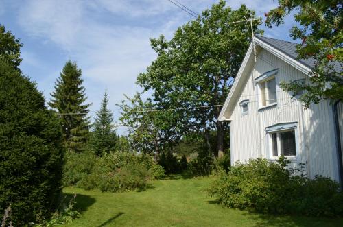 a white house in the middle of a yard at Luntinmäen omakotitalo in Keskikylä