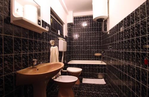 Bilik mandi di Apartments Vila Galileo