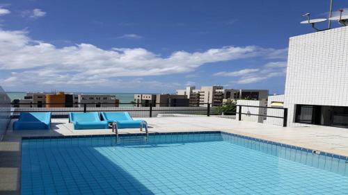 una piscina en la azotea de un edificio en Apartamento Vernazza Aconchegante, en Maceió