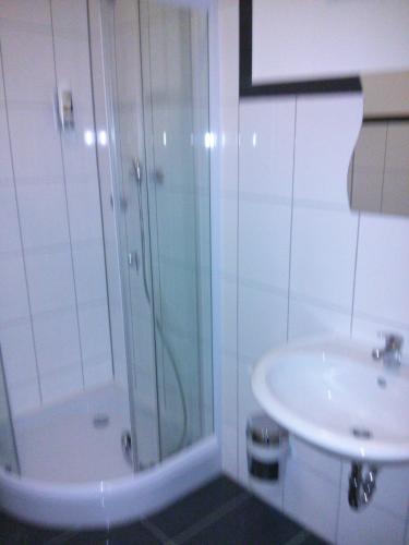 a bathroom with a shower and a sink at Willy Hotel Frankfurt in Frankfurt/Main