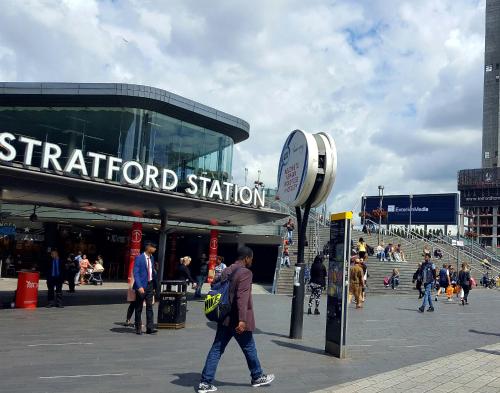 ロンドンにあるThe Heart Of Stratford..!の商店街を歩く男