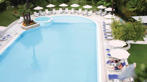 an overhead view of a swimming pool at a resort at Regina Adelaide Hotel & SPA in Garda