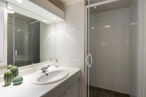 une salle de bain avec un lavabo et une douche dans l'établissement Le Hublot by Cocoonr, à Saint-Malo