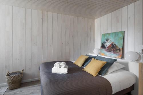 ein Schlafzimmer mit einem großen Bett mit Handtüchern darauf in der Unterkunft Le Hublot by Cocoonr in Saint-Malo