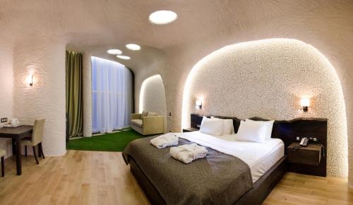 ein Schlafzimmer mit einem Bett, auf dem ein Hund liegt in der Unterkunft Tsunami Spa Hotel in Dnipro