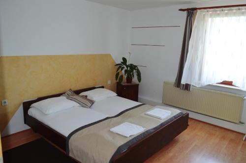 ein Schlafzimmer mit einem Bett mit zwei Handtüchern darauf in der Unterkunft Gostilna s prenocisci Danica in Slovenska Bistrica