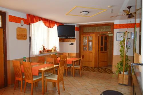 ein Esszimmer mit einem Tisch und Stühlen in der Unterkunft Gostilna s prenocisci Danica in Slovenska Bistrica