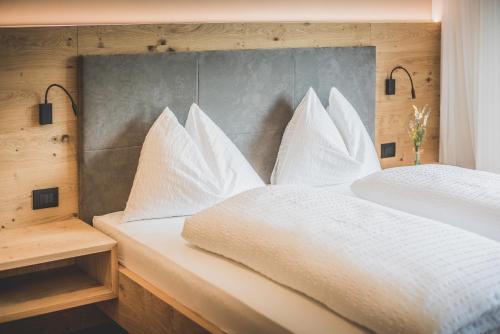 a bedroom with two beds with white pillows at Sinnergut in Nalles