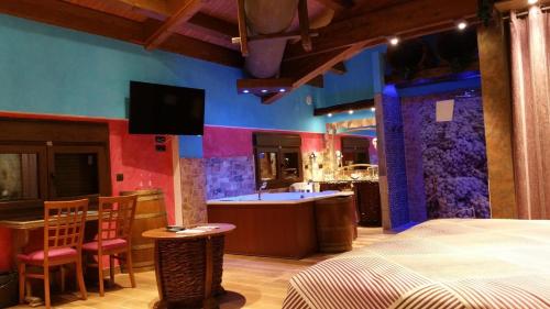a room with a bed and a kitchen and a tub at Hotel SPA El Lagar de Isilla in La Vid y Barrios