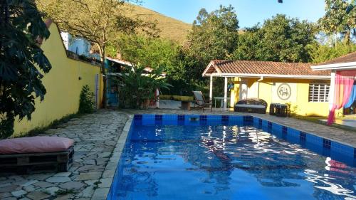 בריכת השחייה שנמצאת ב-Casa da Yolanda - Hospedaria או באזור