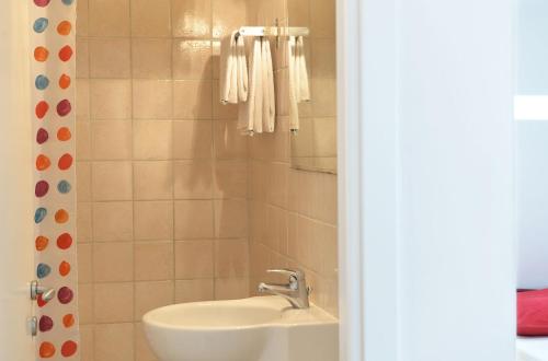 a bathroom with a sink and a shower at Agriturismo Arte et Agricoltura in Tuscania