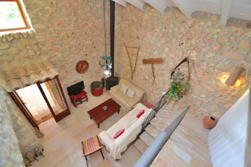 an overhead view of a living room with a stone wall at Finca Can Blanc 018 by Mallorca Charme in Lloret de Vistalegre