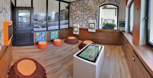 a room with a lobby with a room with a mirror at Vakantiehotel Der Brabander in Winterberg