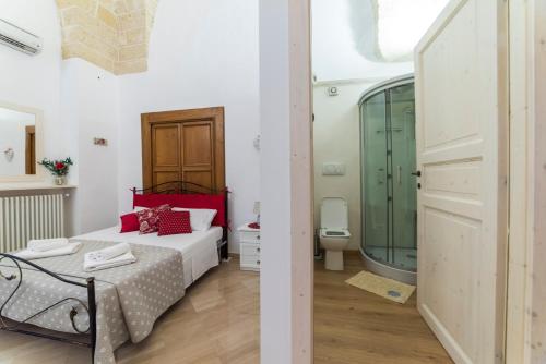 ガラトーネにあるB&B La Campana Salentinaの小さなベッドルーム(ベッド1台、バスルーム付)