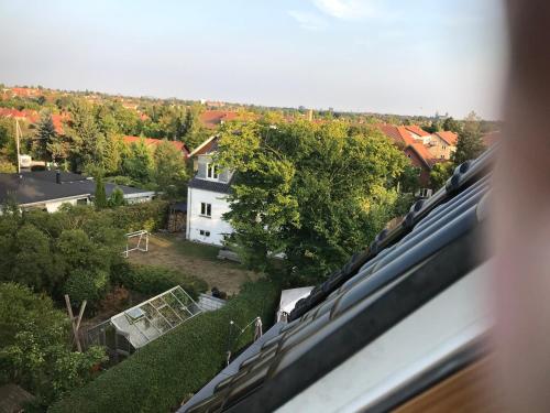 a view from a train window of a house at Centralt i Gentofte i 2 plan, ved S-Tog og busser in Gentofte
