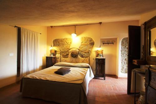 a bedroom with a large bed in a room at Agriturismo Le Calle in Cinigiano