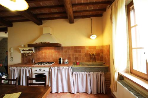 a kitchen with a stove and a counter top at Agriturismo Le Calle in Cinigiano