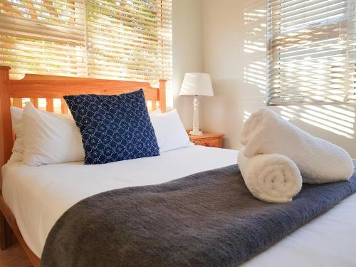 Un pat sau paturi într-o cameră la Pearly Sands