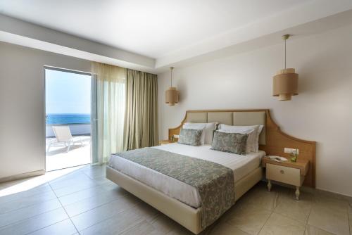 Postel nebo postele na pokoji v ubytování Elinotel Sermilia Resort