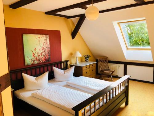 Un pat sau paturi într-o cameră la Landhaus Schönhof